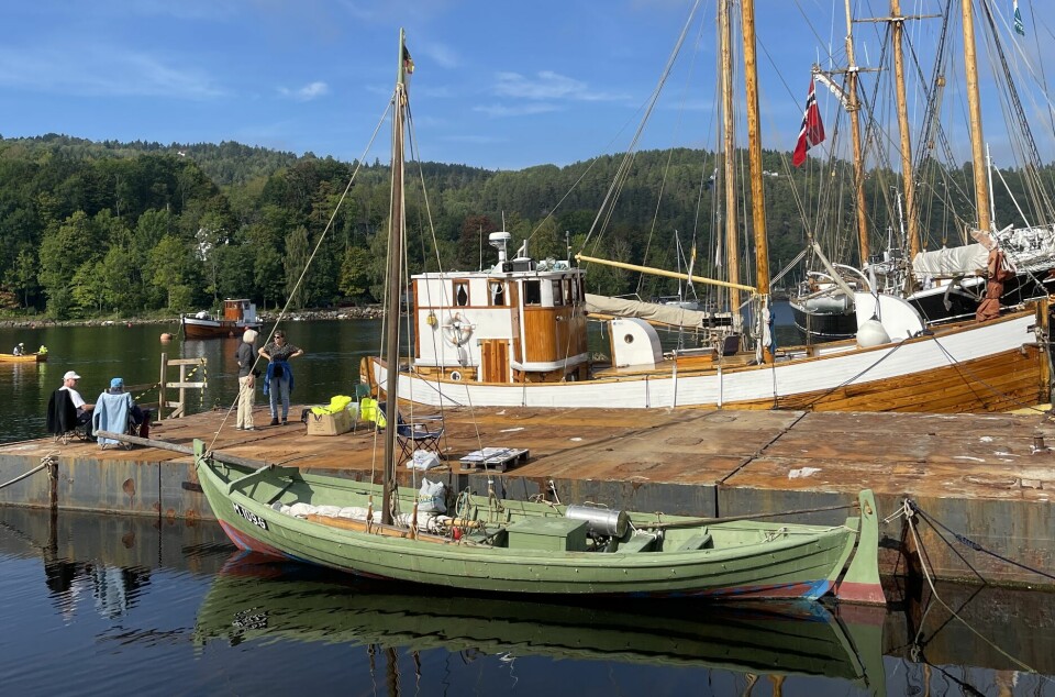 TRERØRING: Arne Vadset og sønn restaurerer 140 år gammel fiskebåt fra Volda. Nye seil sydd og tilpasset av seilmaker på Promhavn.