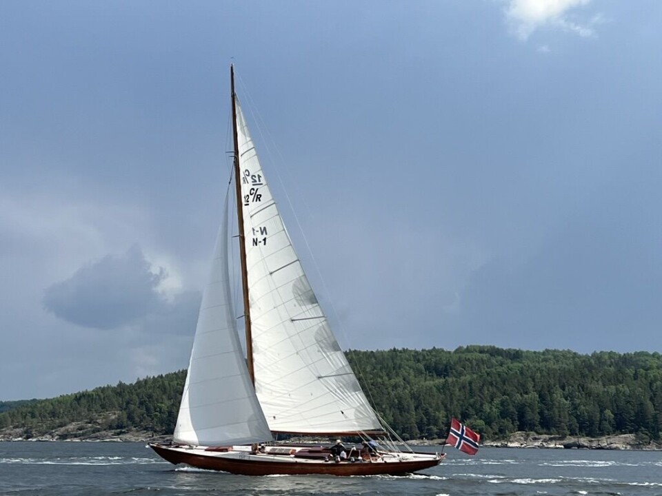 TREBÅTFESTIVAL: Arrangør Peter Ennals i fint driv med sin 12-meter «Kryss».