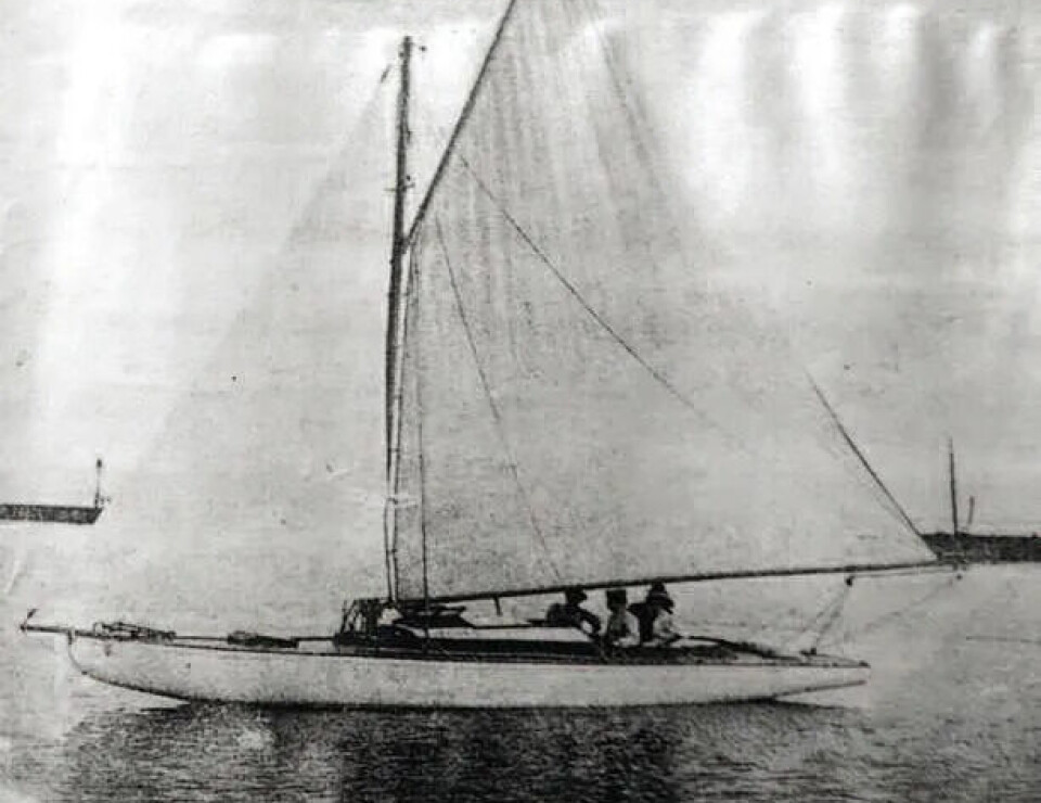 ORIGINAL: «Læge Axel Rosenberg i Fåborg på familietur i
«Harriet IV» en 6-meter han fikk bygget hos Schulstocks i Norge.