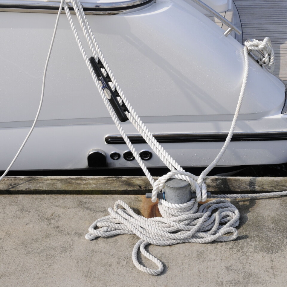 NEI: Slik skal det ikke gjøres. Tauet skal strammes fra båten. Tauet er også alt for korte, og i bølger vil dette rykke veldig.