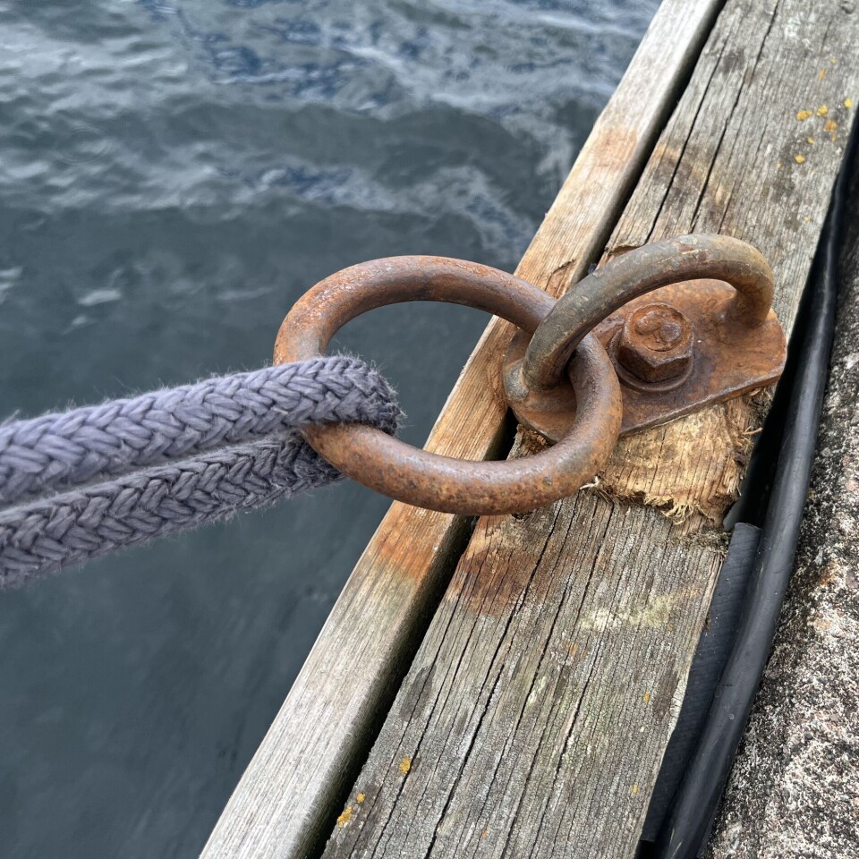 SVAKHET: Tau med løkke til land er praktisk, men har også ulemper. Tauets strekk blir redusert, og tauet kan også files i stykker.