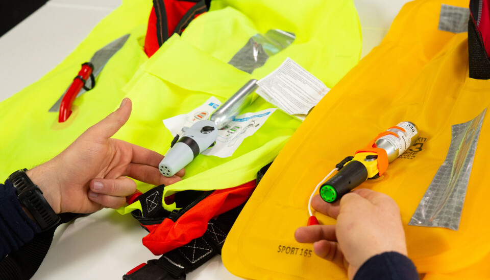 REDNINGSVEST: Nordmenn flest bruker vest, men mange sjekker ikke at den faktisk fungerer.
