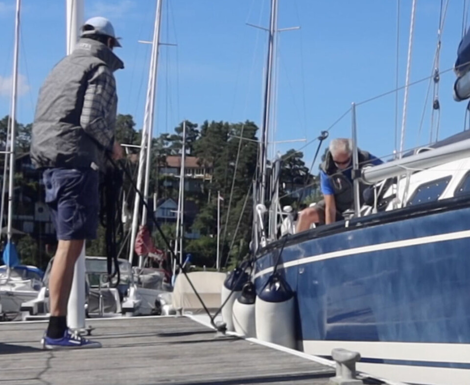 Stopp båtens sig med en pullert