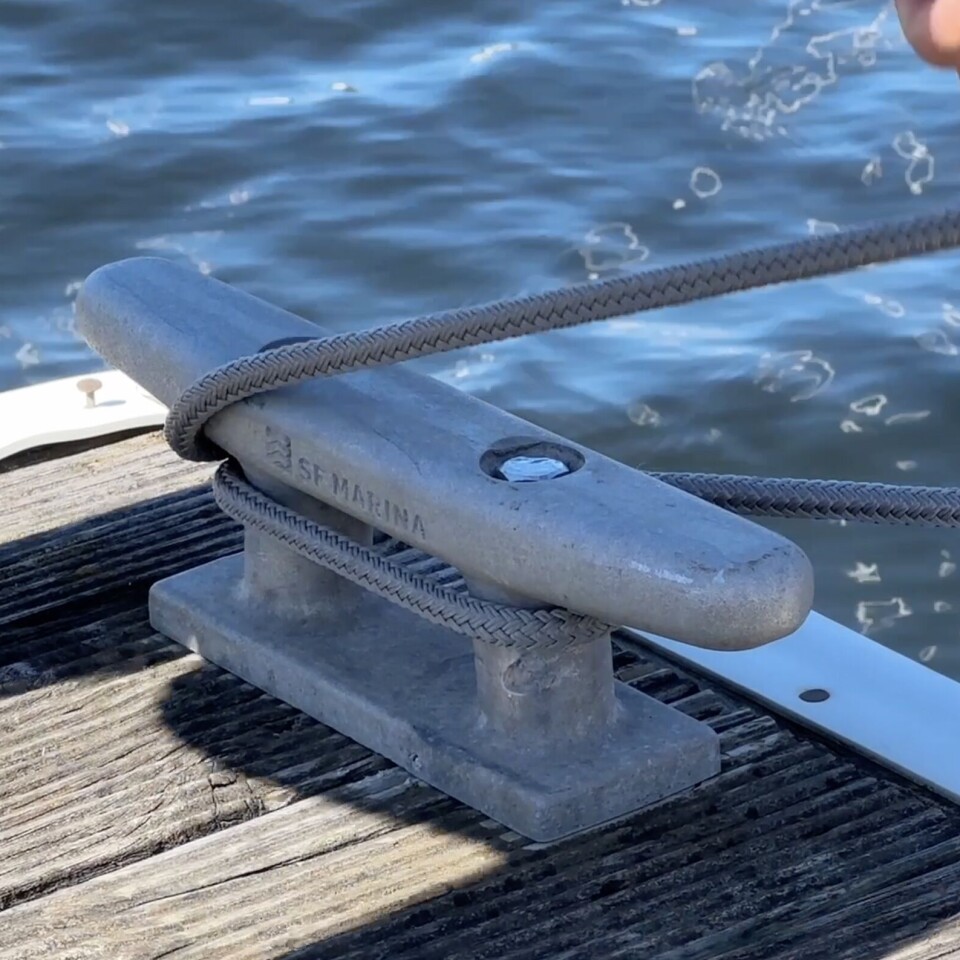 2: Nå starter du med å legge tauet på kryss.