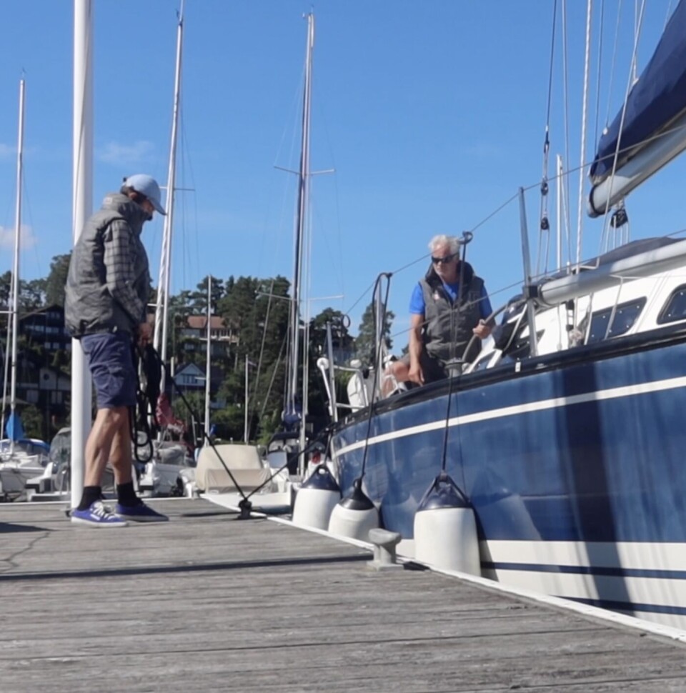 2 Springet surres rundt en pullert, slik at siget i båten stoppes.