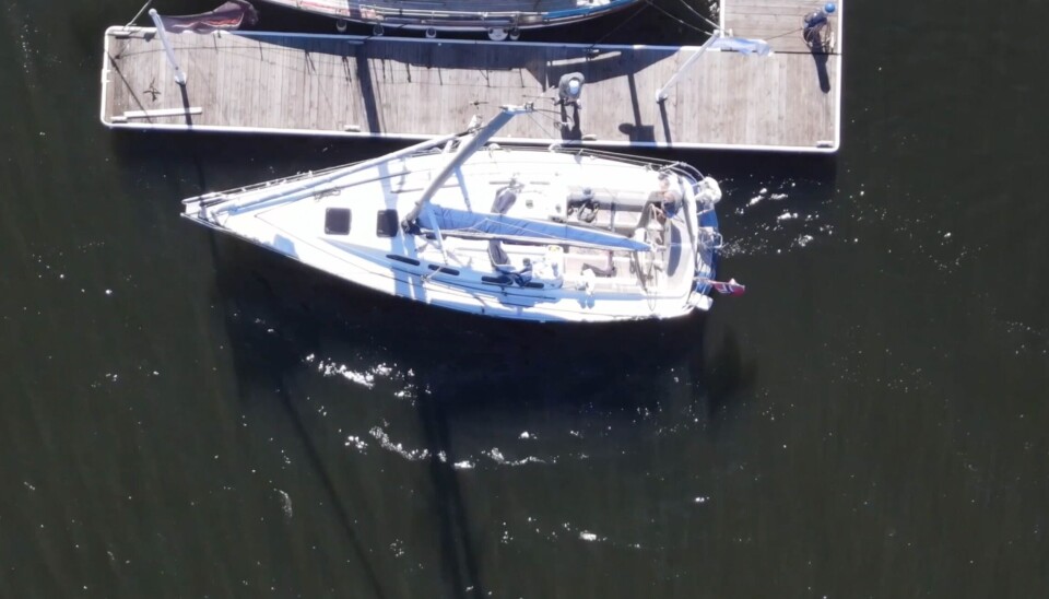 3: Ved å kjøre fremover, og styre propellsrømmen, vil båten ligge med riktig vinkel til brygga, mens resten av fortøyningene settes.