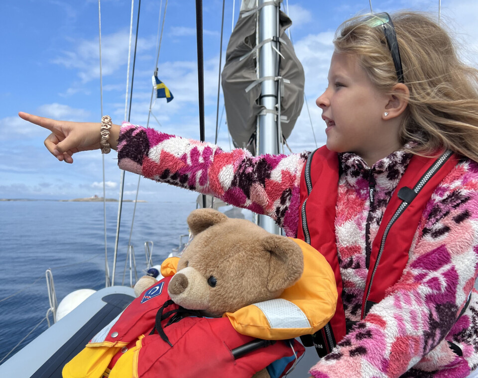 Frisk fosser frem og har sett delfiner