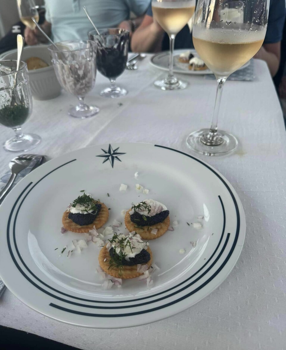 DUKET med hvit duk og krystall. DUKET med hvit duk og krystall.