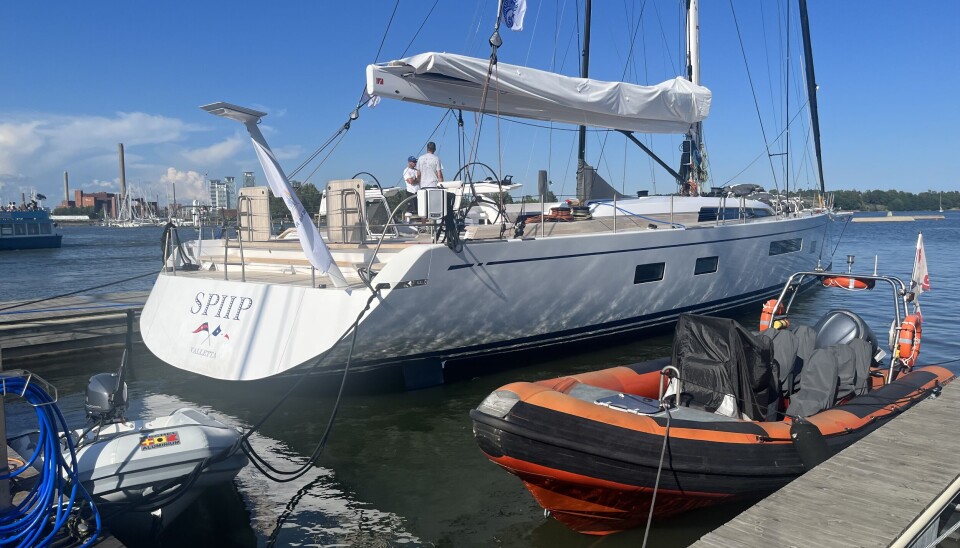 NY: Aksel Magdah skal manøvrere denne 88-fots store Swanen rundt den 635 nm lange banen.