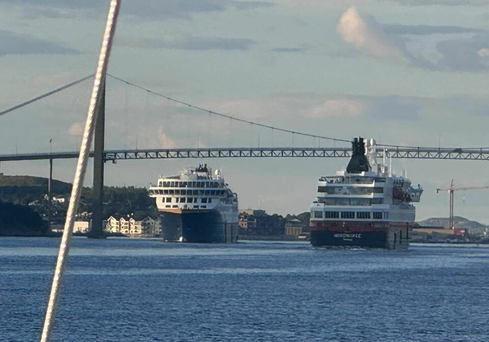RØRVIK Kystruten og Hurtigruten hilser på hverandre når de møtes. RØRVIK Kystruten og Hurtigruten hilser på hverandre når de møtes.