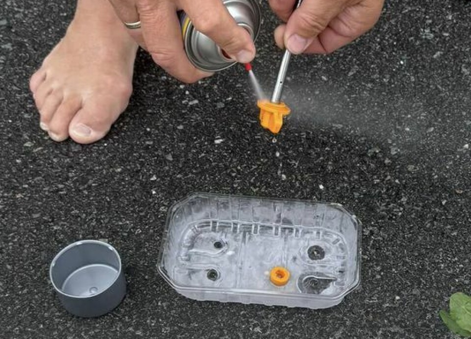 DEN VIKTIGSTE OPPGAVEN akkurat nå er å lage ny peilepinne til gearoljen. DEN VIKTIGSTE OPPGAVEN akkurat nå er å lage ny peilepinne til gearoljen.