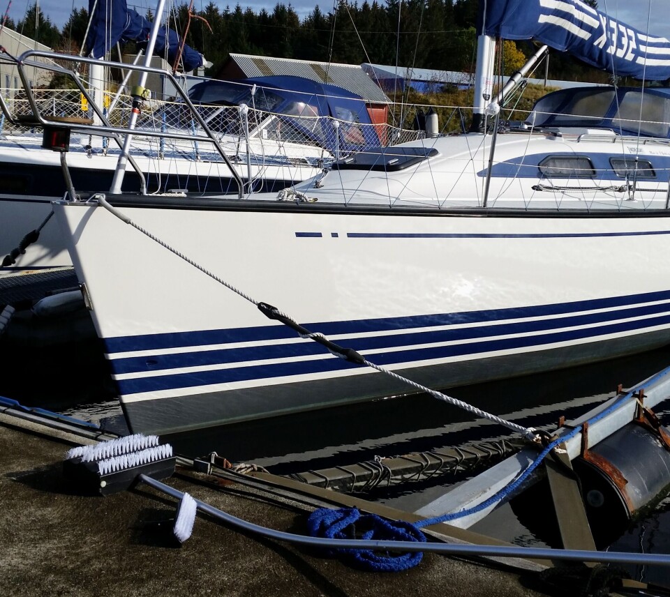 VERKTØY: Matland bruker to børster, en rett for ror og kjøl, og en buet med oppdrift under skroget.