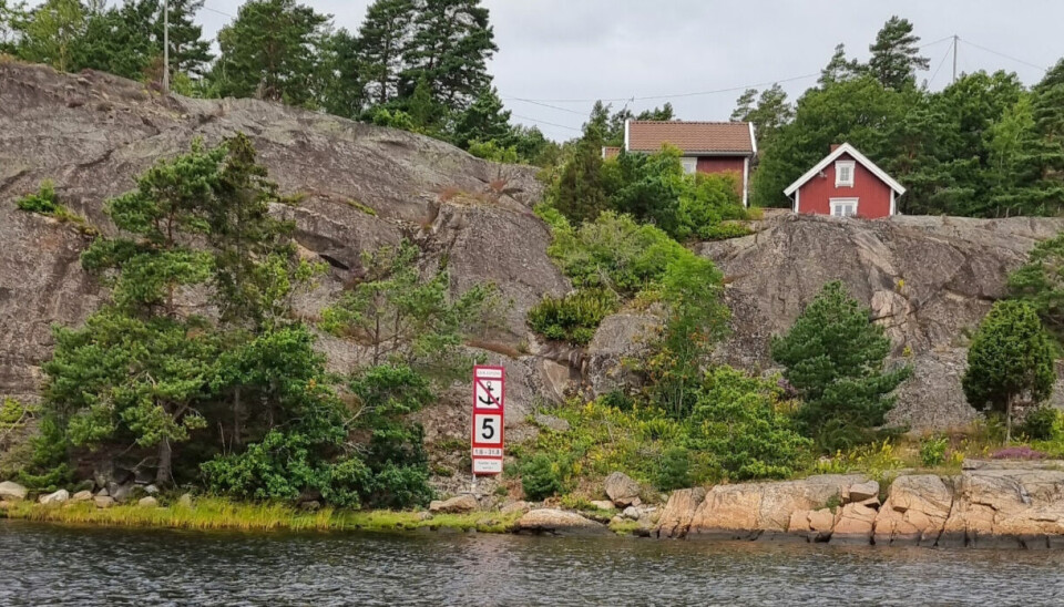 DÅRLIG PLASSERT: Dette skiltet står nord i sundet og angir generelt ankringsforbud og sier ingenting om hvor kablene går.