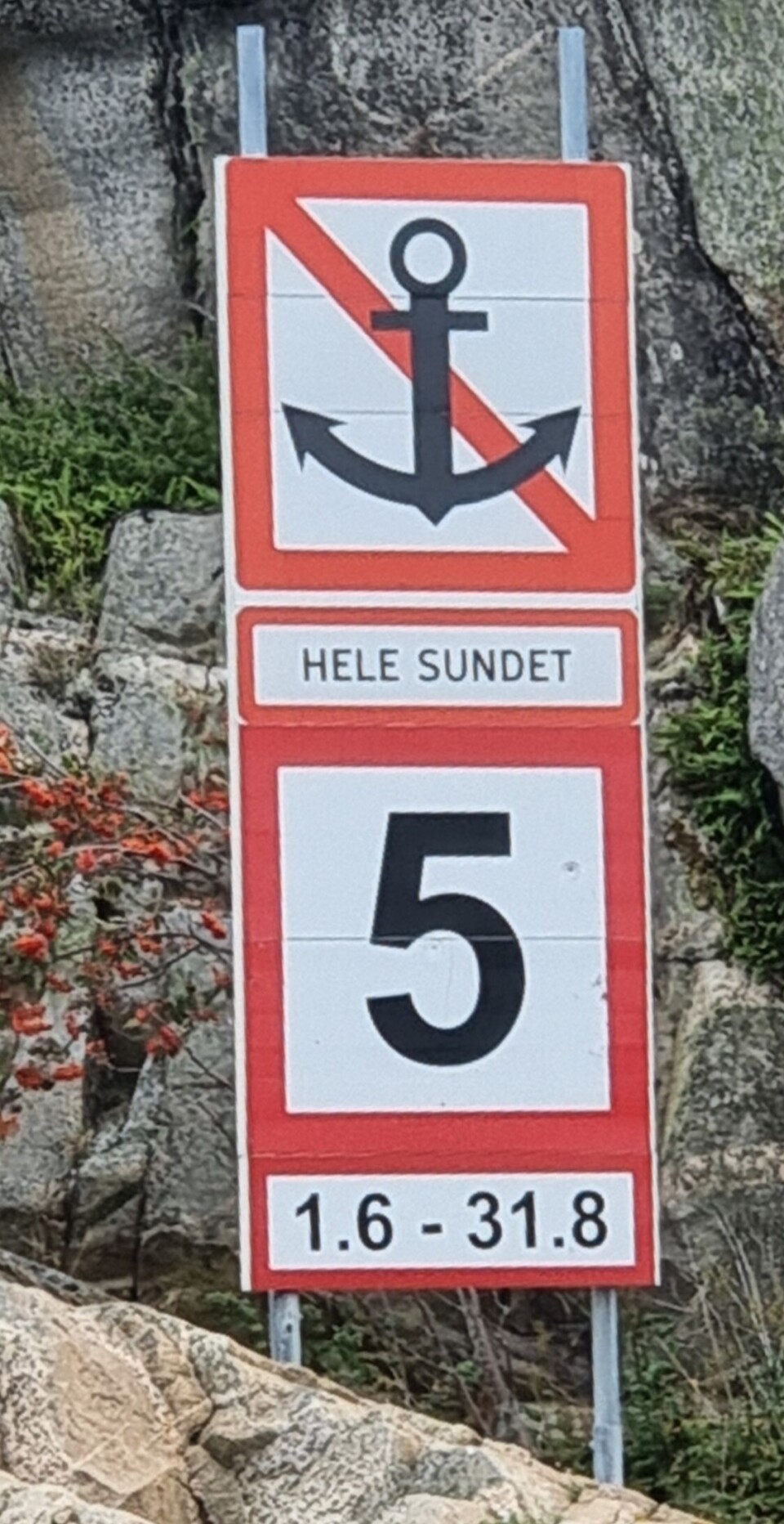 HELE SUNDET: I tillegg til å angi fart i leden viser skiltet i sydenden av Romsundet av det er ankringsforbud i hele området. Legg merke til at skiltet er plassert parallelt med leden.