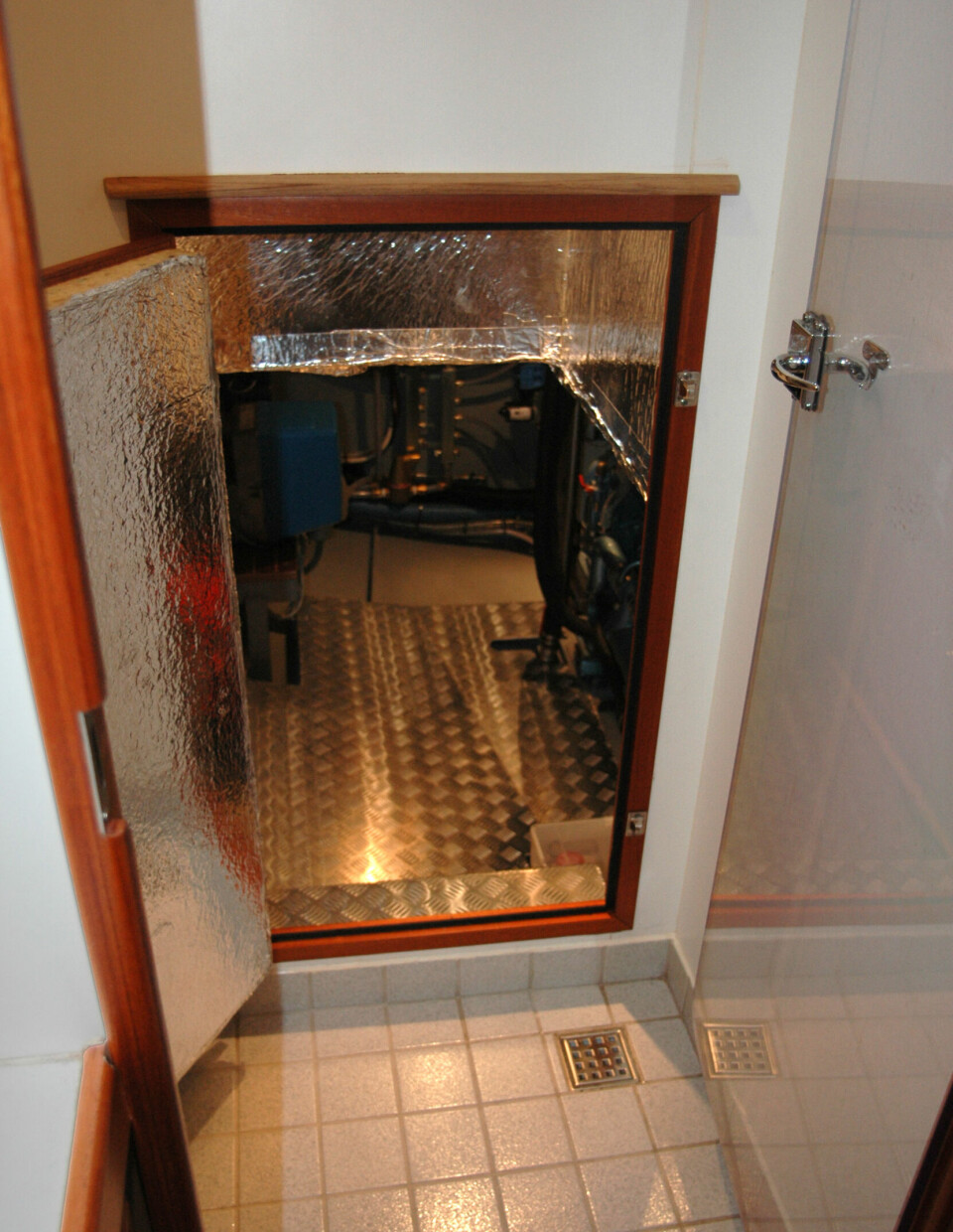 Inngang til maskinrommet via badet.