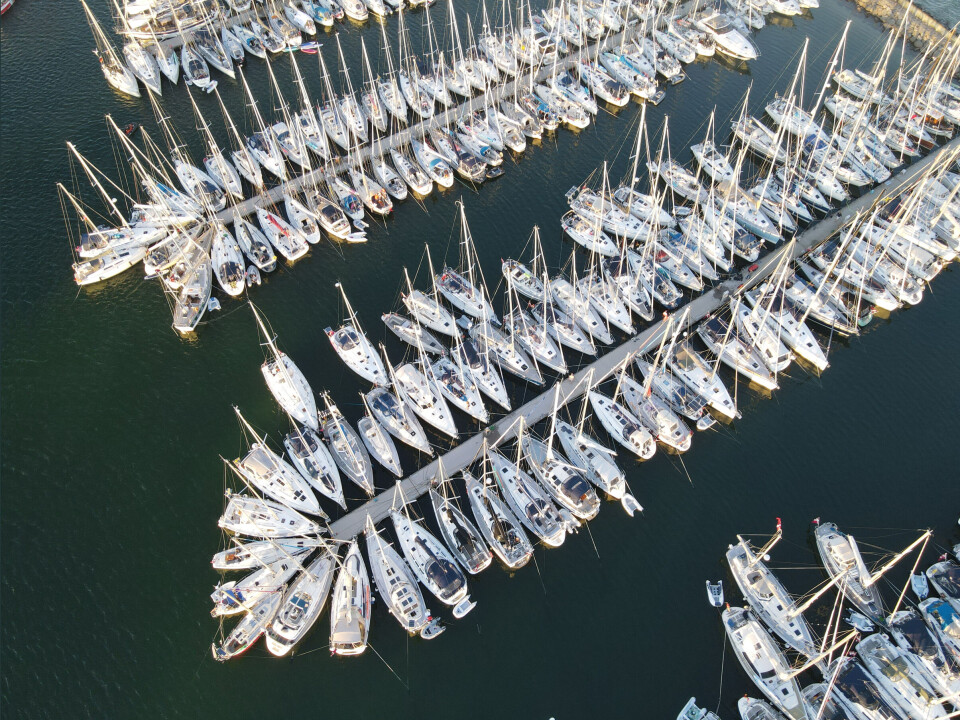 ANHOLT: Havnen full av seilbåter. De fleste mellom 33 til 43 fot, og få norske. Full havn fra lufta, dronebilde.