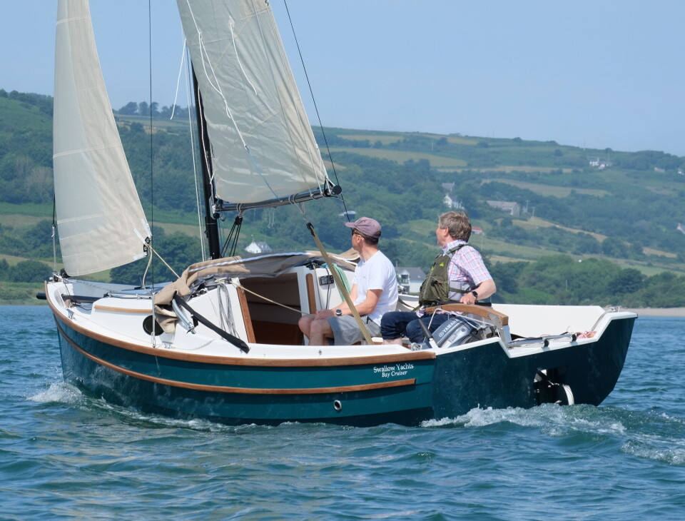 SØT: BayCruiser 21 har en stor cockpit og en liten cabin.