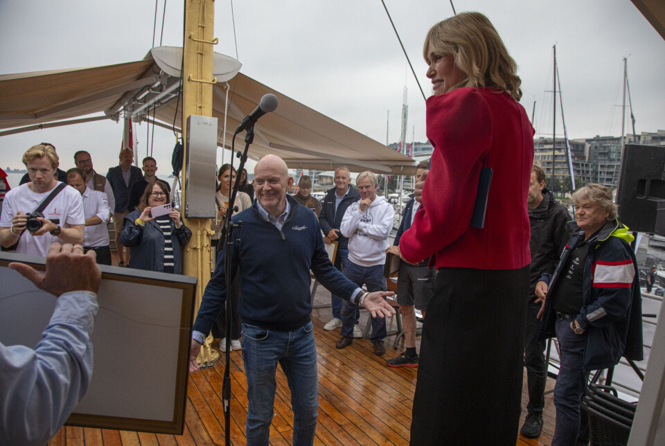 Oslos ordfører Anne Lindboe deler ut prisen Årets Båt til Egil Ranvig i Cormate.