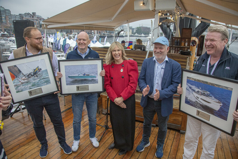 VINNERNE: Oslos ordfører Anne Lindboe (H) og publisher for Båtmagasinet og Seilmagasinet Ole Henrik Nissen-Lie gratulerer vinnerne av årets båt Espen Aalrud (th) med Marex 440 Gourmet Cruiser, Egil Ranvig (tv for Lindboe), med Cormate Super Utility 27 og Matti Wikholm med Linjett 39. VINNERNE: Oslos ordfører Anne Lindboe (H) og publisher for Båtmagasinet og Seilmagasinet Ole Henrik Nissen-Lie gratulerer vinnerne av årets båt Espen Aalrud (th) med Marex 440 Gourmet Cruiser, Egil Ranvig (tv for Lindboe), med Cormate Super Utility 27 og Matti Wikholm med Linjett 39.