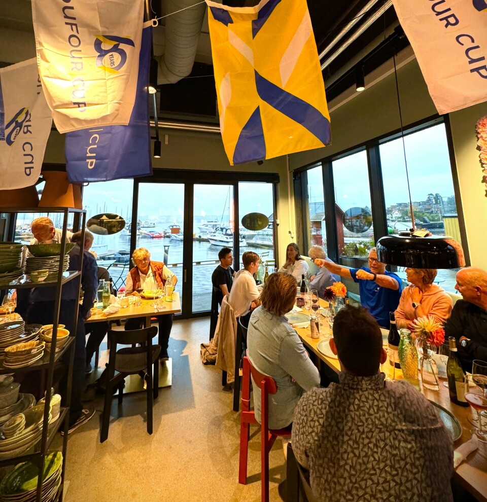BANKETT: Dufour-seilerne samlet rundt bordet etter seilingen.