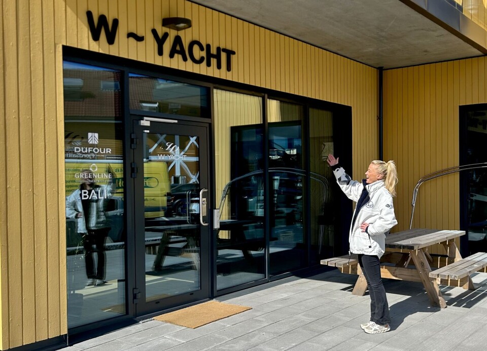 STAS: Celine Syversen selger Dufour fra båtbutikken i Vollen, og syns det er stas å kunne samle Dufour-seilere i bukta.