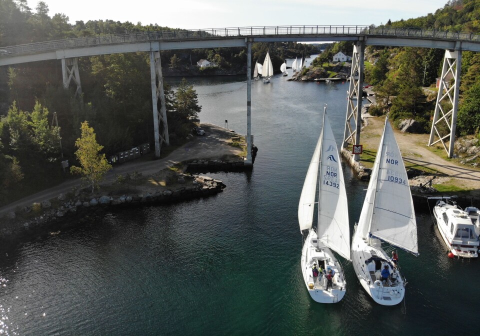 TRANGT: Regatta i Blindleia kan bli interessant. Her under Justøybrua med en høyde på 19 meter.