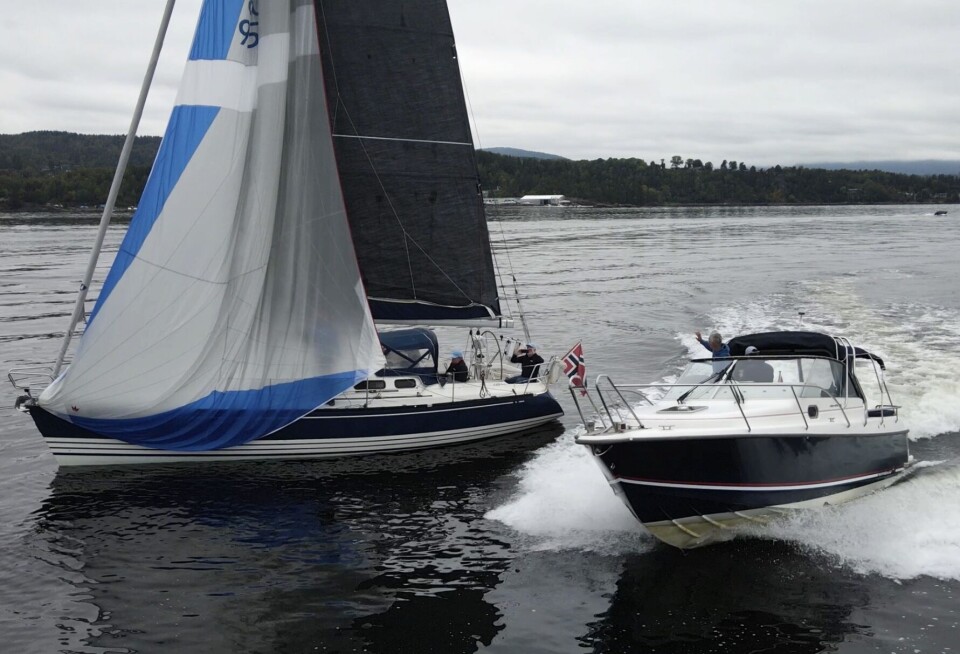 STILLE: Seilbåten ble liggende å drive, mens motorbåten kunne gi jernet.