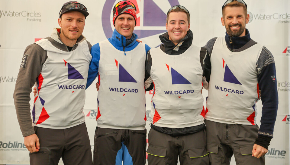 ILCA 7 VM-SØLV: Robert Davis, Hermann Tomasgaard, Olav Eidsaa og Mathias Mollatt gjør det sterkt.