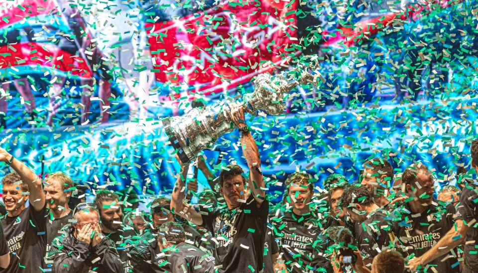BEST: Unge Peter Burlig løftet pokalen for tredje gang i 2024. October 19, 2024. Louis Vuitton 37th America's Cup, Prizegiving. EMIRATES TEAM NEW ZEALAND winners of the Louis Vuitton 37th America's Cup