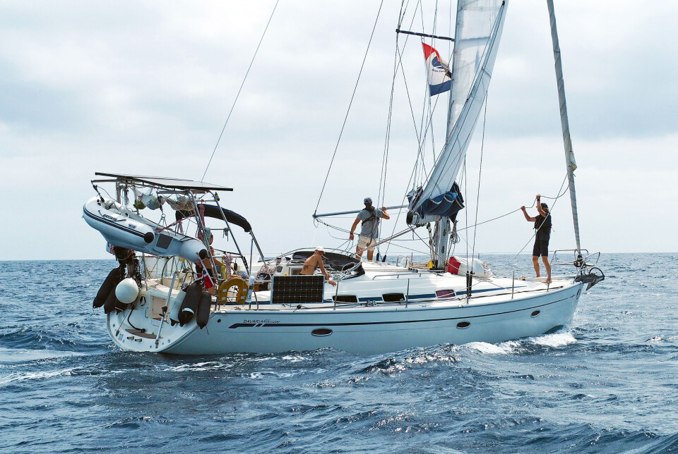 NORSK: SY «Charlotte Sometimes» rigger opp spribom på vei ut fra Mindelo, Kapp Verde. NORSK: SY «Charlotte Sometimes» rigger opp en spribom på veien ut fra Mindelo.