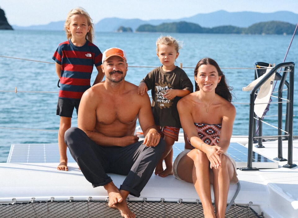 YOUTUBE: Riley Whitelum og Elayna Carausu med barna Lenny og Darwin i Sailing La Vagabonde.