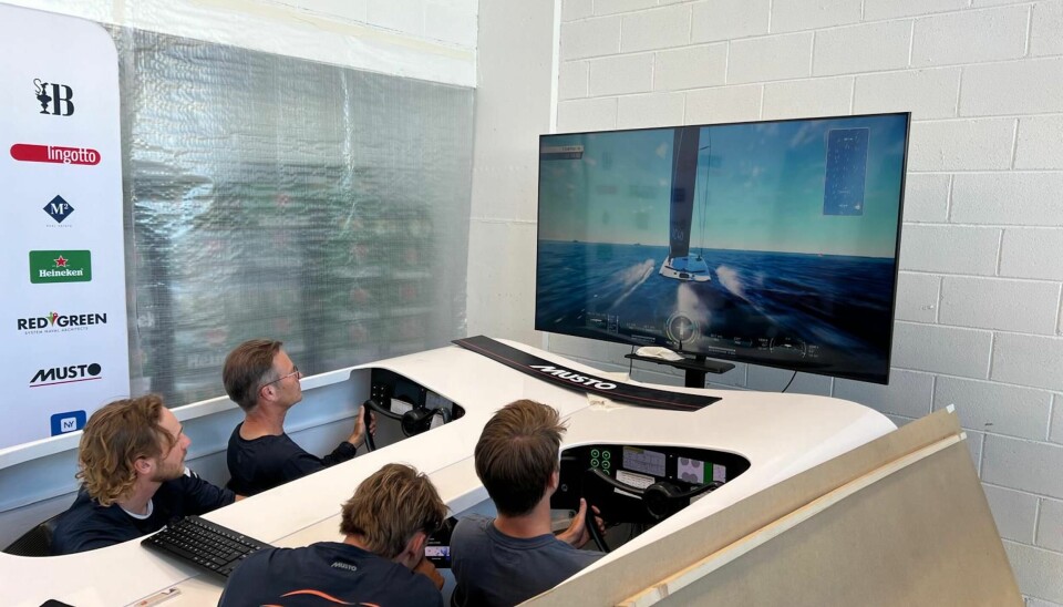 Håp for norsl deltakelse: Rune og Nikolai Jacobsen i Nederlands AC30 simulator