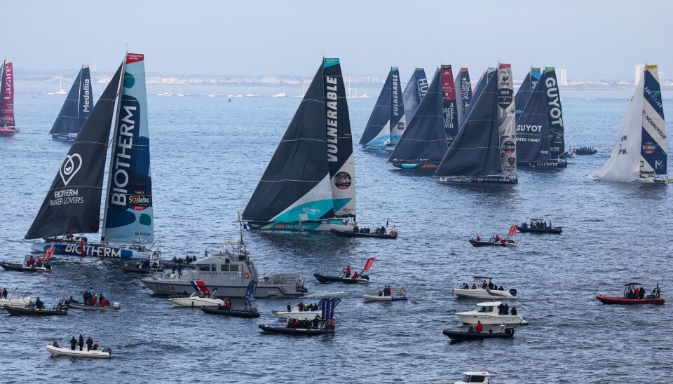 LETTVIND: Båter med spinnaker burde ha en fordel i den lette vinden, men selv disse seilene fyller. LES SABLES D'OLONNE, FRANCE - NOVEMBER 10, 2024: Fleet is photographed on the start line during start of the Vendee Globe, on November 10, 2024 in Les Sables d'Olonne, France - (Photo by Jean-Marie Liot / Alea)