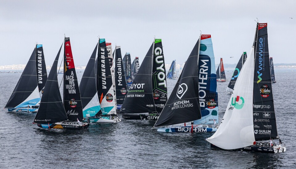 TETT: Det fleste av favorittene startet lengst syd på den lange startlinjen. LES SABLES D'OLONNE, FRANCE - NOVEMBER 10, 2024: The 40 IMOCA competitors are photographed at the start line of the 10th edition Vendee Globe, on 10 November, 2024 in Les Sables d'Olonne, France. (Photo by Jean-Marie Liot / Alea)