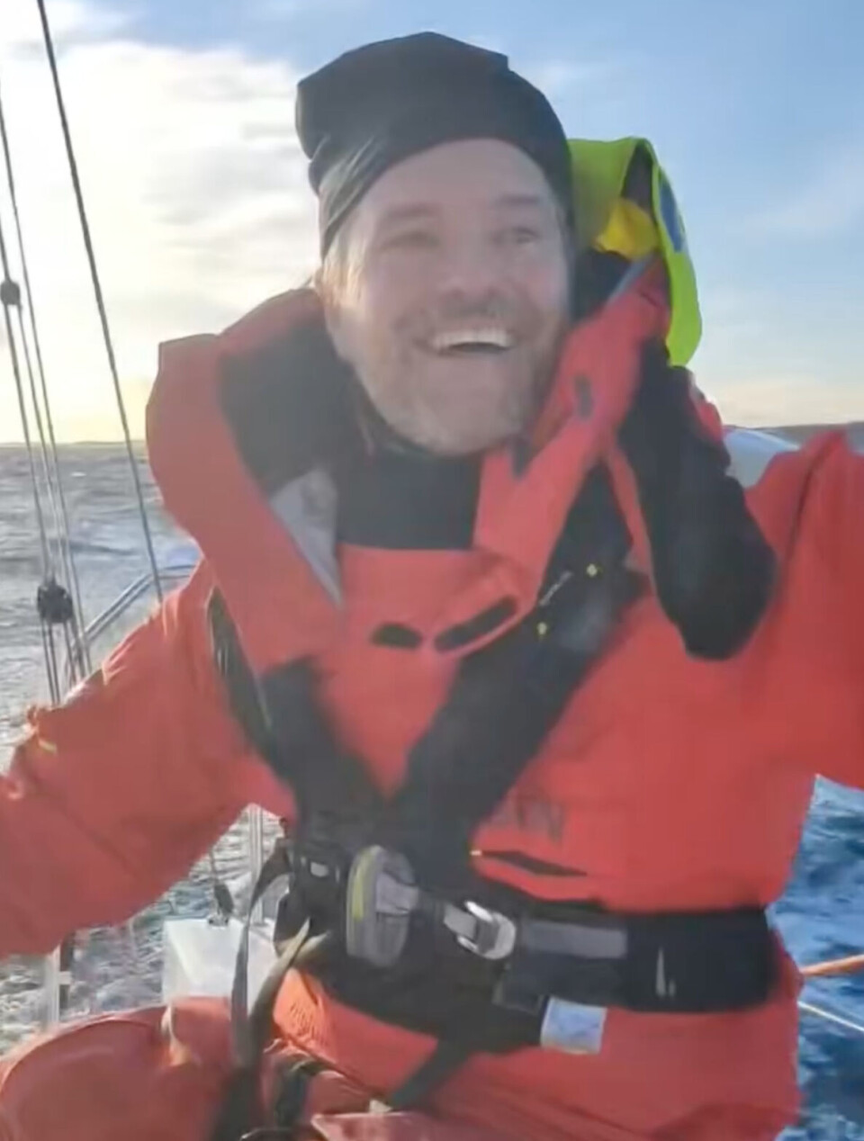 SEILGLEDE: Det trengs ikke sol og varme for å ha det gøy på fjorden. Lars-Fredrik Moe-Helgesen koser seg i novemberstormen.
