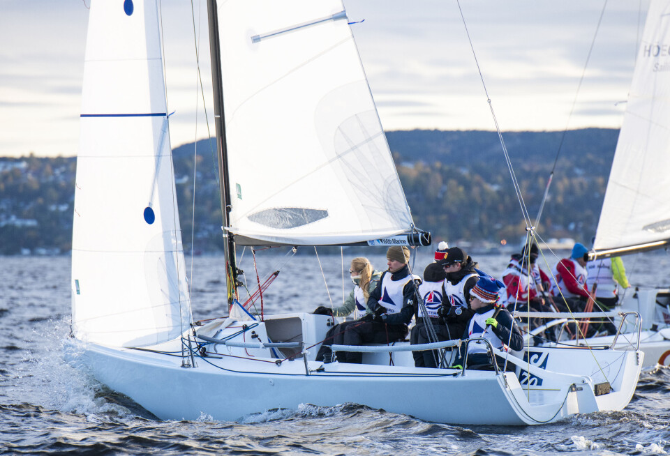 J/70: Elliot Finnestrand imponerte som rormann til tross for sine fysiske begrensninger. Mesternes Mesterskap 2024