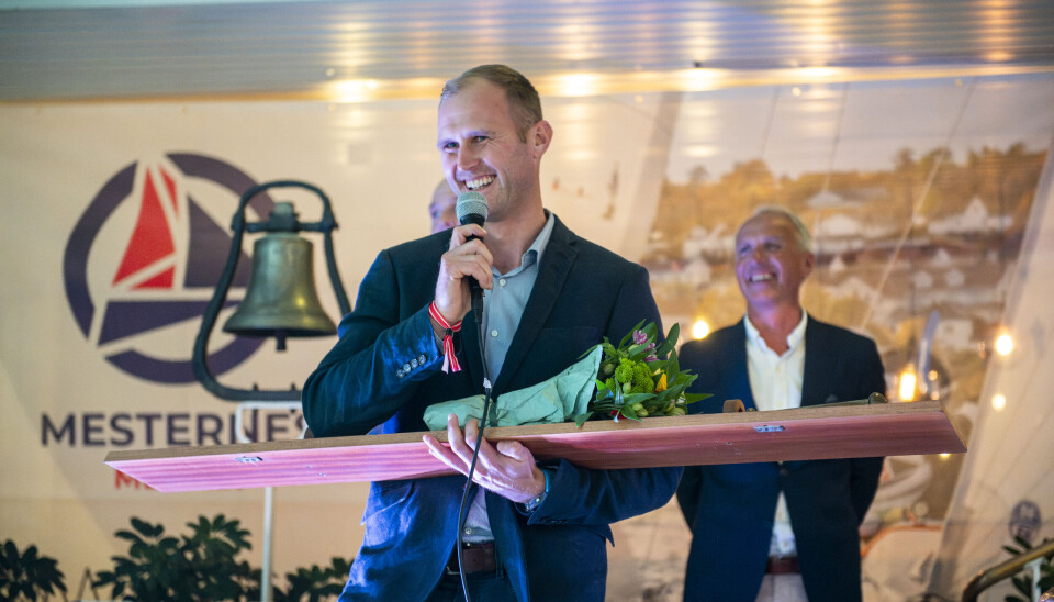 ÅRETS SEILER: Hermann Tomasgaard ble kåret til Årets Mannlige Seiler, og han fikk stor applaus og takk for sin lange seilkarriere fra konkurrenter og seilere fra hele landet. Mesternes Mesterskap 2024