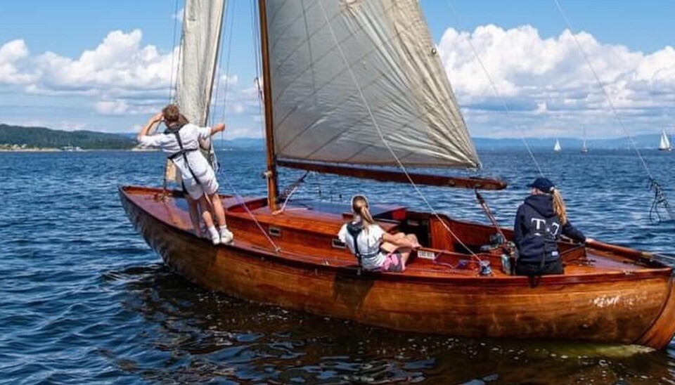 FÆRDERN: «Bris» nærmer seg nå Slemmestad. Her fotografert under Asker Trebåtfestival.