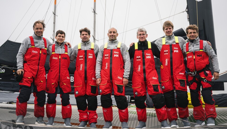 SODEBO: Thomas Coville med mannskap klare for å sette ny rekord. Sodebo Ultim 3 Skipper Thomas CovilleDépart ponton pour la tentative de record sur le Trophée Jules Verne. Lorient 29 novembre 2024crédit