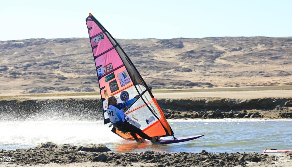 REKORD: Antoine Albeau seilte nesten 100 km/t i snitt over 500 meter i en kanal gravet ut for formålet i Luderiz. Her er det satt mange rekorder.