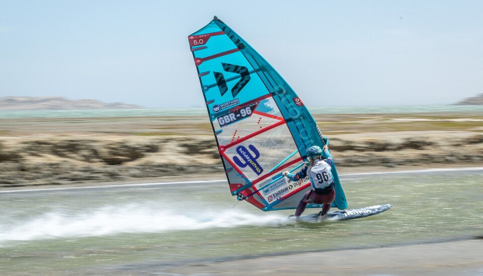 RASK: Jenna Gibson satte ny rekord på seilbrett, men er ikke like kjapp som raskeste kiter. Den nye rekorden er på 47,58 knop.