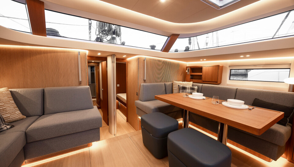 SALONG: Contest 63 CS imponerer under dekk. Elegant og lekkert, men også neddempet.