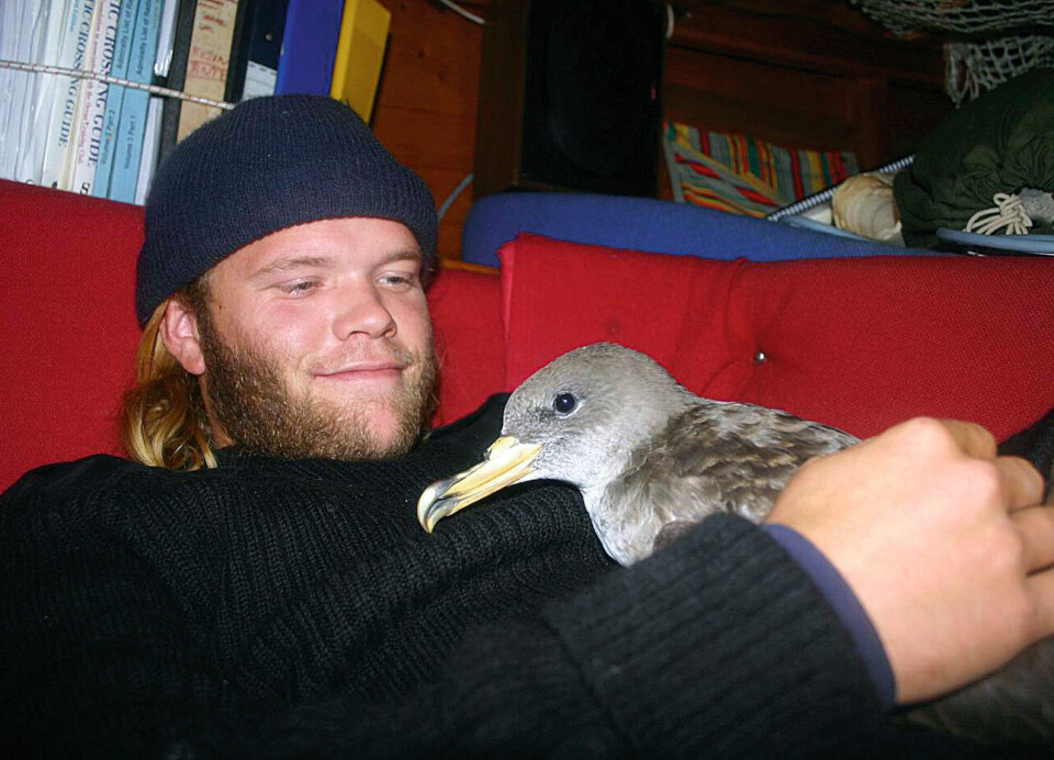 Staale Jordan med Albatrossen «Alban» som var hans kjeledyr.