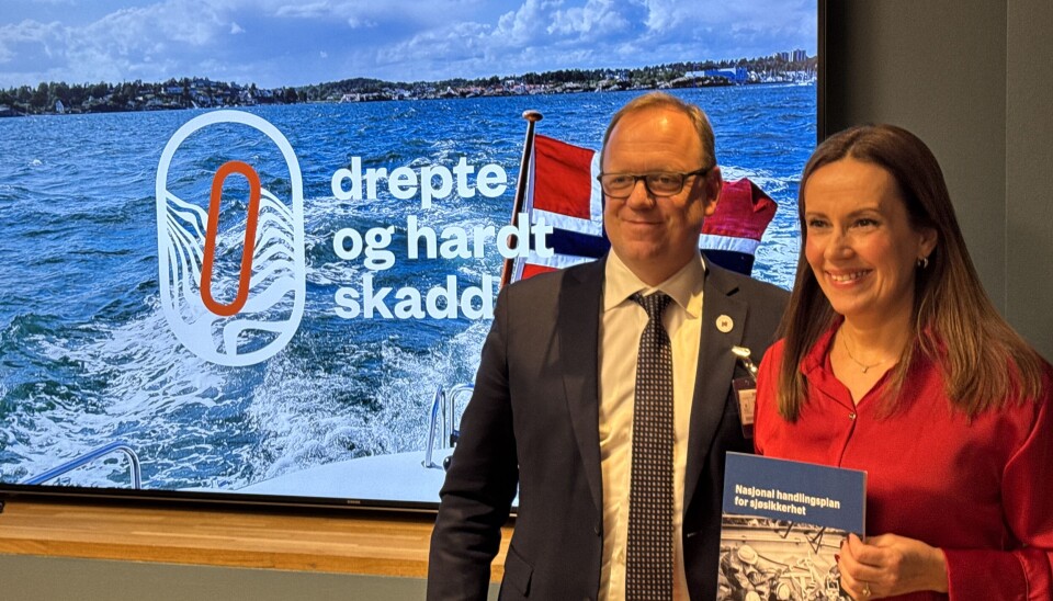 NY PLAN: Havminister Marianne Sivertsen Næss mottok ny plan for økt sjøsikkerhet av fungerende sjøfartsdirektør Alf Tore Sørheim