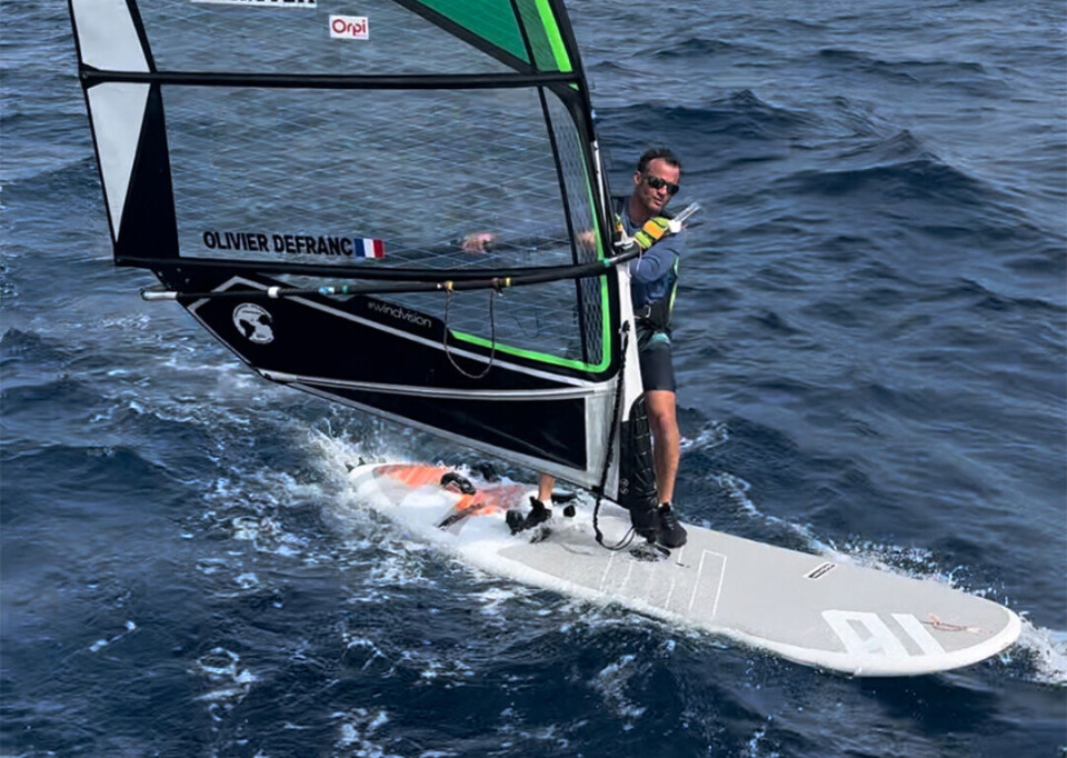 UTSTYR: Franskmannen brukte utstyr du kan kjøpe i butikken. Brett fra Exocet og seil fra Loftsails. Brettet er 3,6 meter langt, 79 cm brett og har 220 liters oppdrift.
