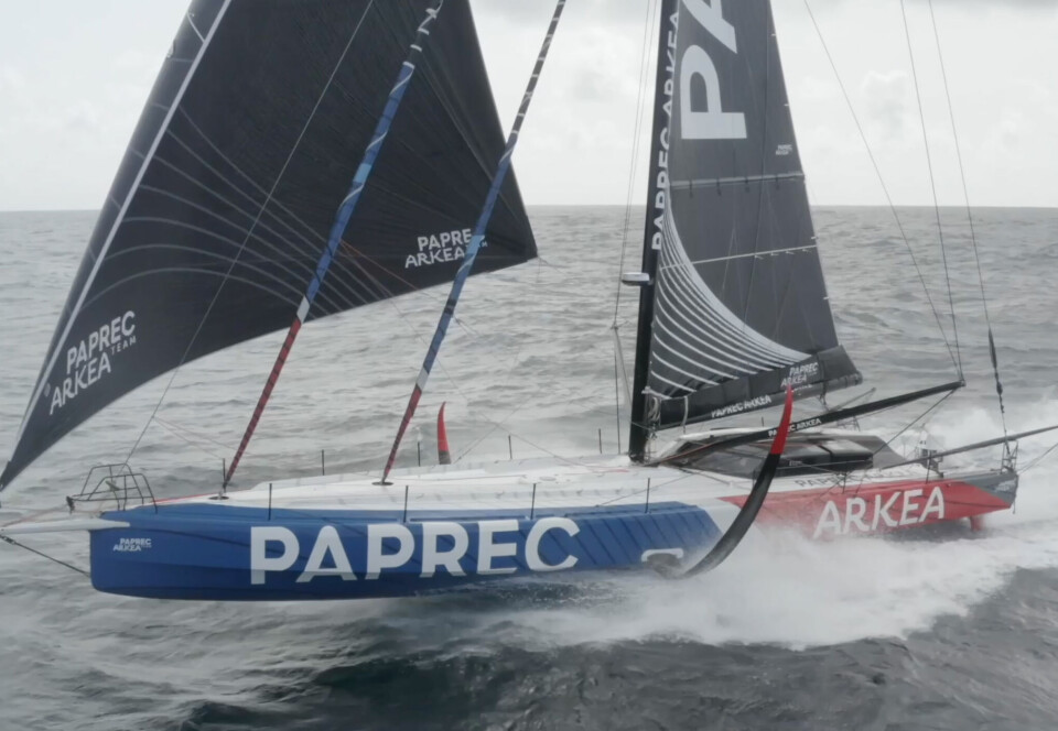 TO: Yoanne Richomme seiler en Koch Finot Conq-design, søsterbåt til Thomas Ruyant. Koch er et nytt navn i IMOCA-miljøet. Han lykkes godt, og vil nok få mer å gjøre.