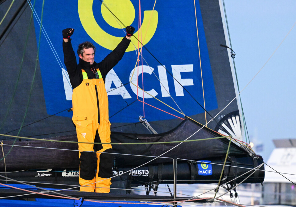 PRESSET: Dalin fortalte at han ble presset av tidligere makker Yoanne Richomme store deler av regattaen. LES SABLES D'OLONNE, FRANCE - JANUARY 14, 2025 : MACIF Santé Prévoyance skipper Charlie Dalin (FRA) is photographed celebrating after winning the Vendee Globe, on January 14, 2025 in Les Sables d'Olonne, France - (Photo by Vincent Curutchet / Alea)