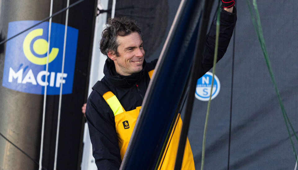 FORNØYD: Charlie Dalin følte han hadde seilt et 48 timers regatta når han gik i mål etter nesten 65 døgn. LES SABLES D'OLONNE, FRANCE - JANUARY 14, 2025 : MACIF Santé Prévoyance skipper Charlie Dalin (FRA) is photographed after winning the Vendee Globe, on January 14, 2025 in Les Sables d'Olonne, France - (Photo by Mark Lloyd / Alea)