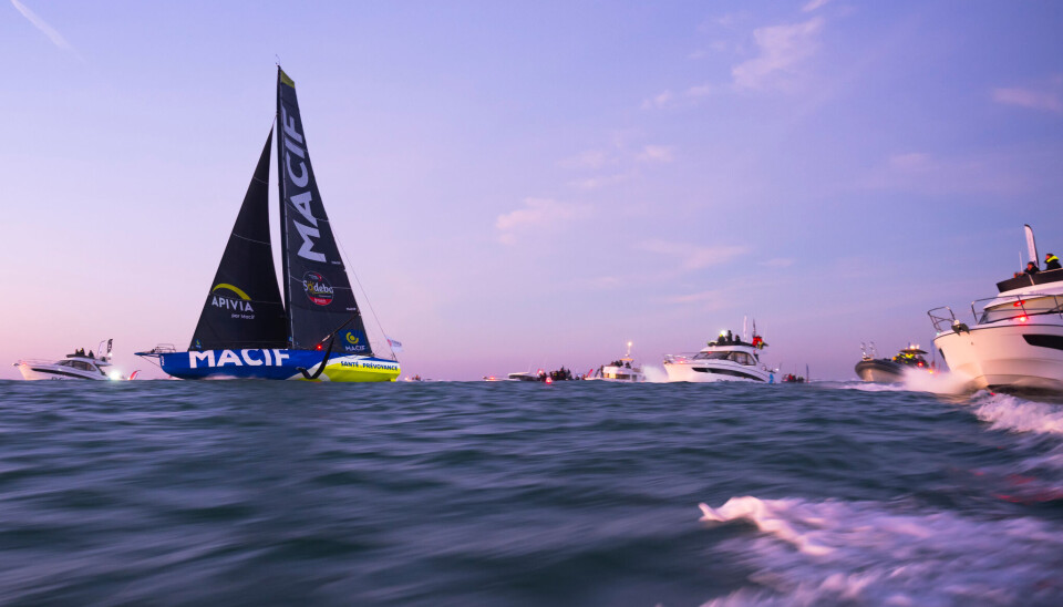 KRYSS: «MACIF Santé Prévoyance» krysset mållinjen med fullt storseil og J2 forseil. Vinden var litt for lett for å foile. LES SABLES D'OLONNE, FRANCE - JANUARY 14, 2025 : MACIF Santé Prévoyance skipper Charlie Dalin (FRA) is photographed winning the Vendee Globe, on January 14, 2025 in Les Sables d'Olonne, France - (Photo by Vincent Curutchet / Alea)