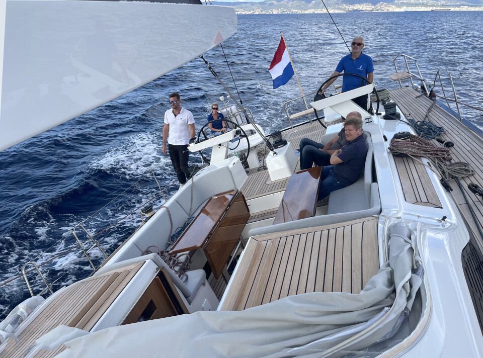 COCKPIT: Gjester har plass foran og seilerneere bak. Mye trimmes med knapper, og det reduserer tau og rot.
